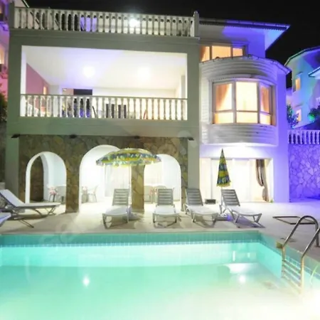 Rainbow Villas Excellent Luxury * אלאניה
